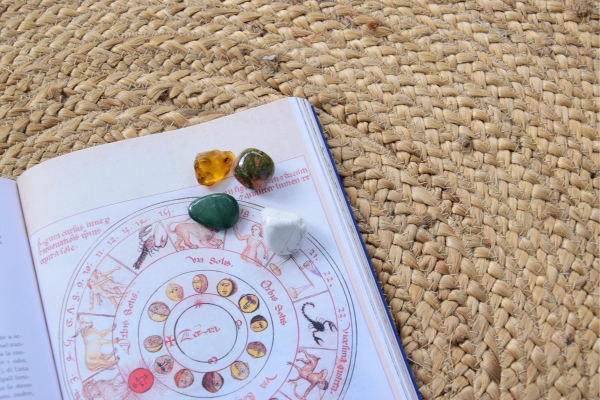 CRISTAIS DO ZODÍACO: VIVA COM INTENÇÃO